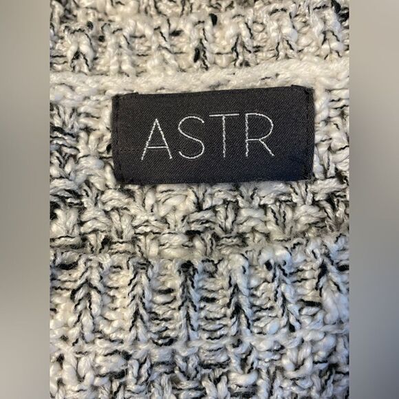 ASTR Gray Knit Marled Oversized Sweater with Lace Sleeve S - Picture 5 of 6